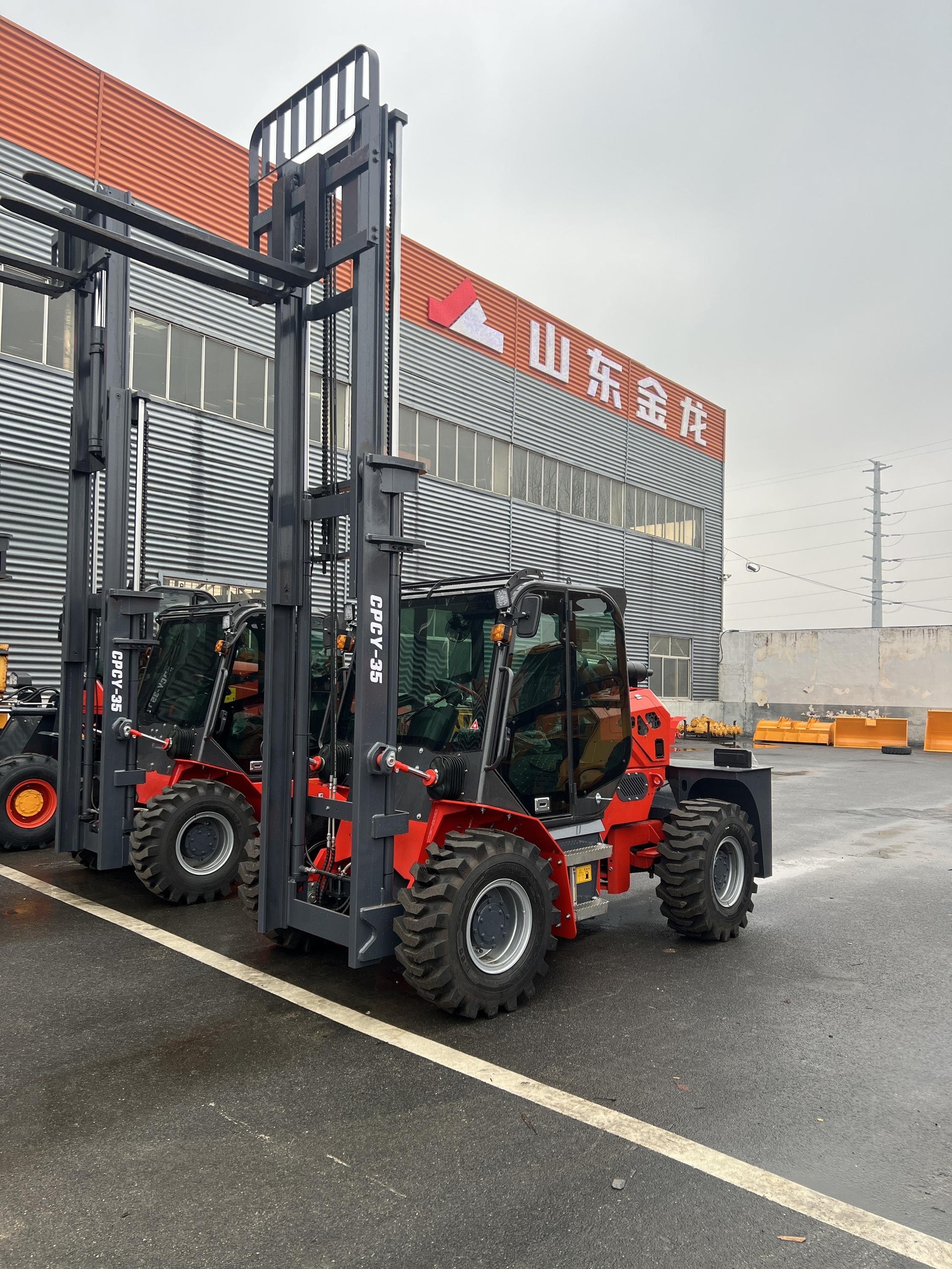 4WD Diesel Rough Terrain Forklift 3-7 Ton Stacker - Detail view