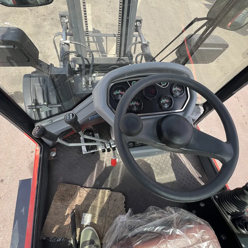 New Arrival 4x4 Rough Terrain Diesel Forklift 3-5 Ton - Detail view 3
